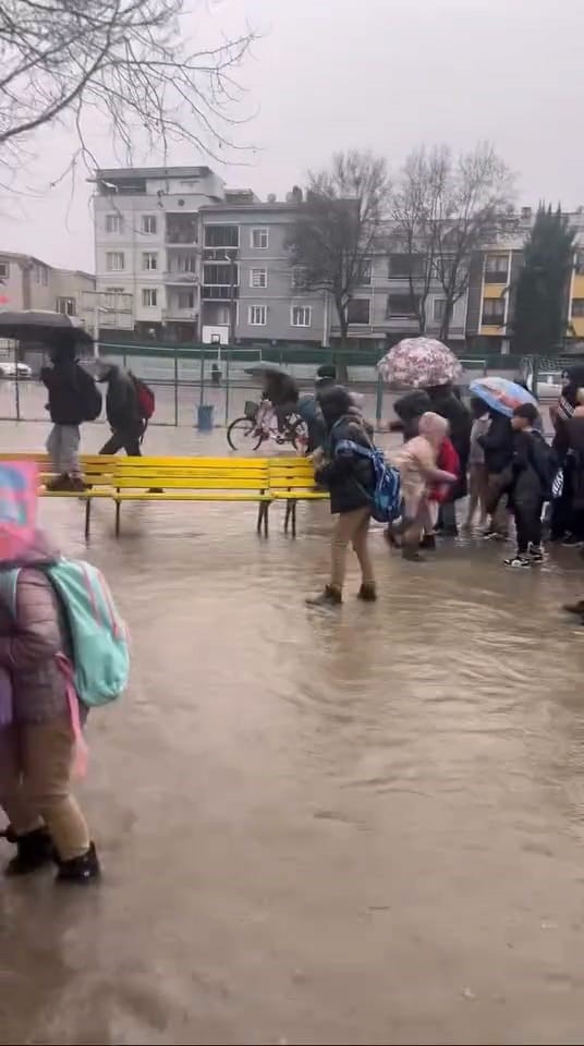 Sel ve fırtınada mahsur kalan öğrenciler için banklardan köprü 4 sel ve firtinada mahsur kalan ogrenciler icin banklardan kopru 0 bZuu2bz2