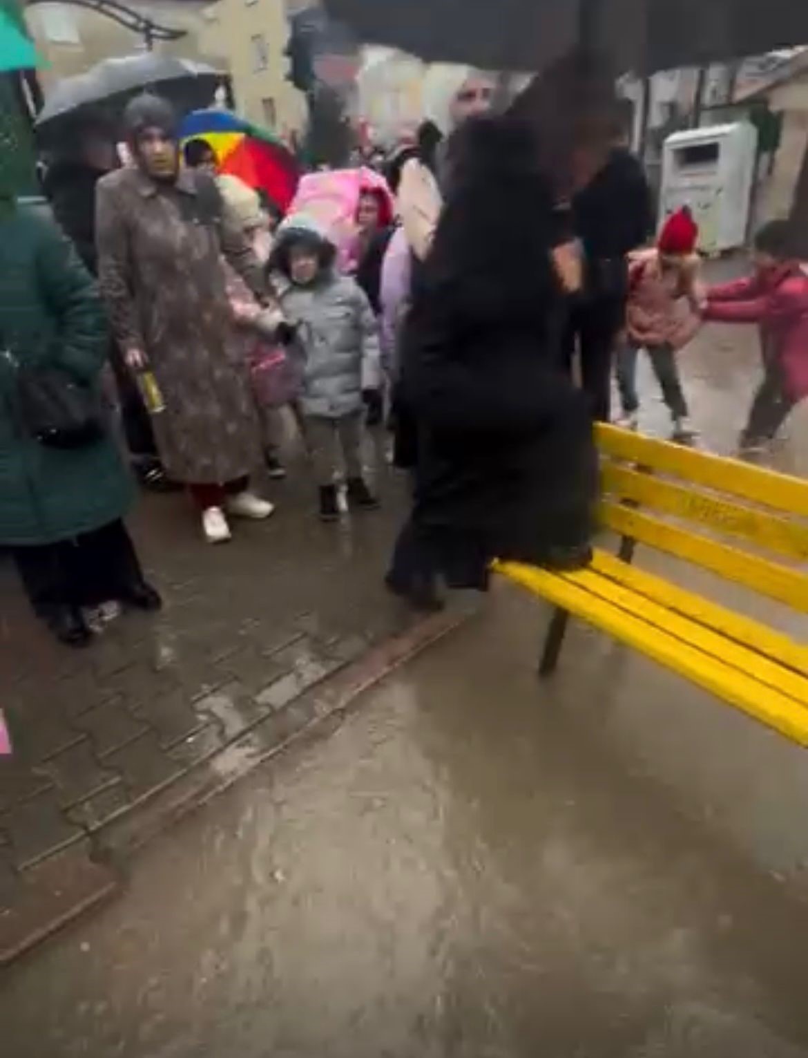 Sel ve fırtınada mahsur kalan öğrenciler için banklardan köprü 6 sel ve firtinada mahsur kalan ogrenciler icin banklardan kopru 2