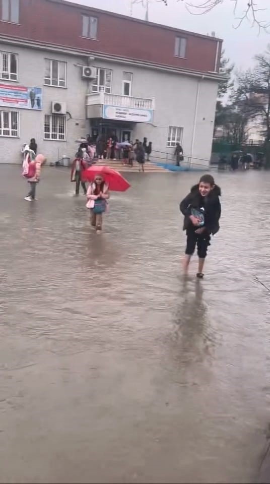 Sel ve fırtınada mahsur kalan öğrenciler için banklardan köprü 7 sel ve firtinada mahsur kalan ogrenciler icin banklardan kopru 3 dcLOidBO