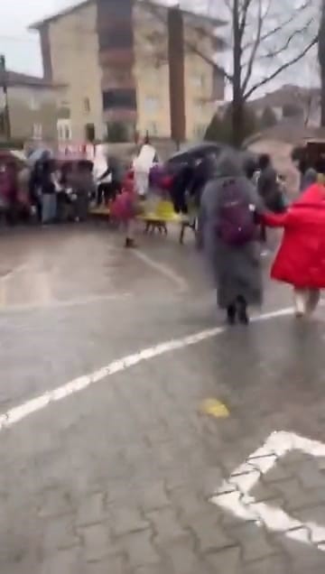 Sel ve fırtınada mahsur kalan öğrenciler için banklardan köprü 8 sel ve firtinada mahsur kalan ogrenciler icin banklardan kopru 4 f85qGQVV