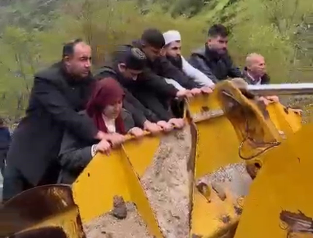 sel yol vermeyince cenaze is makinesiyle tasindi 0