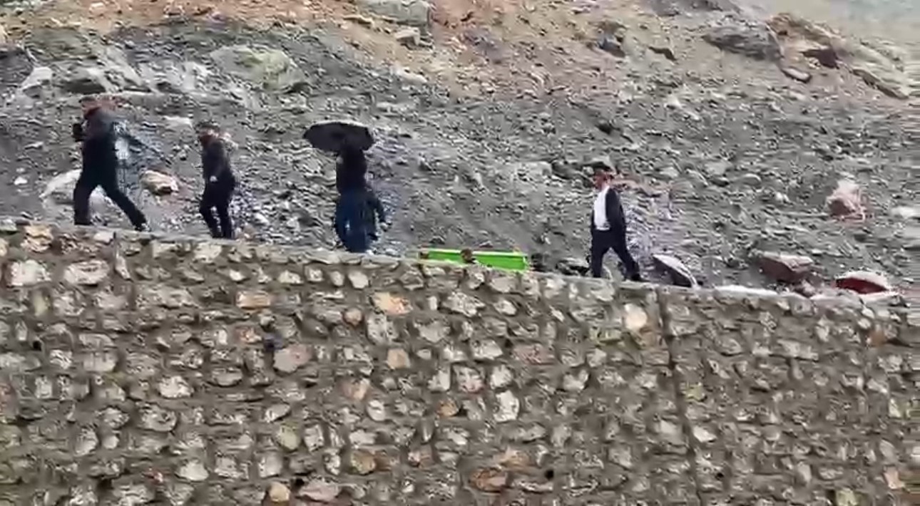 sel yol vermeyince cenaze is makinesiyle tasindi 1 iyqUAuIz