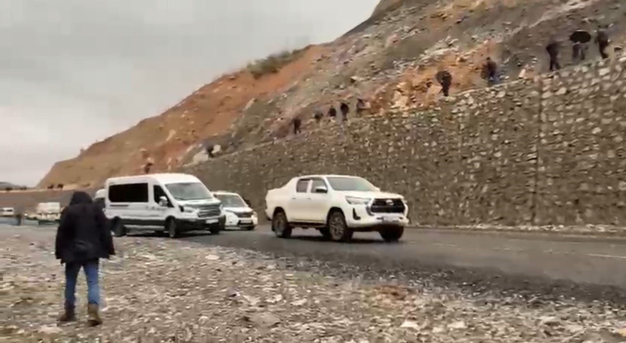sel yol vermeyince cenaze is makinesiyle tasindi 2