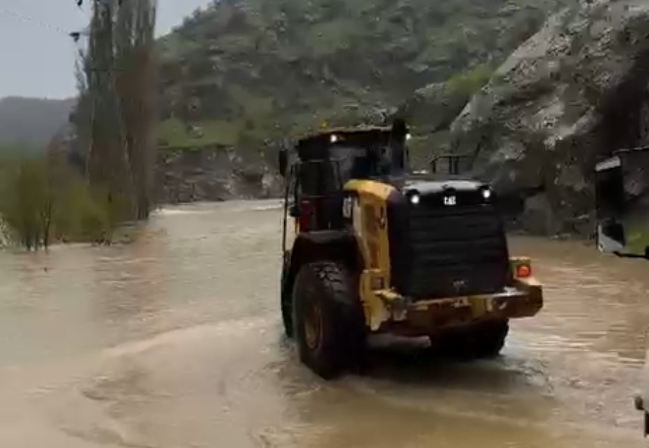 sel yol vermeyince cenaze is makinesiyle tasindi 3 dz6LARWa