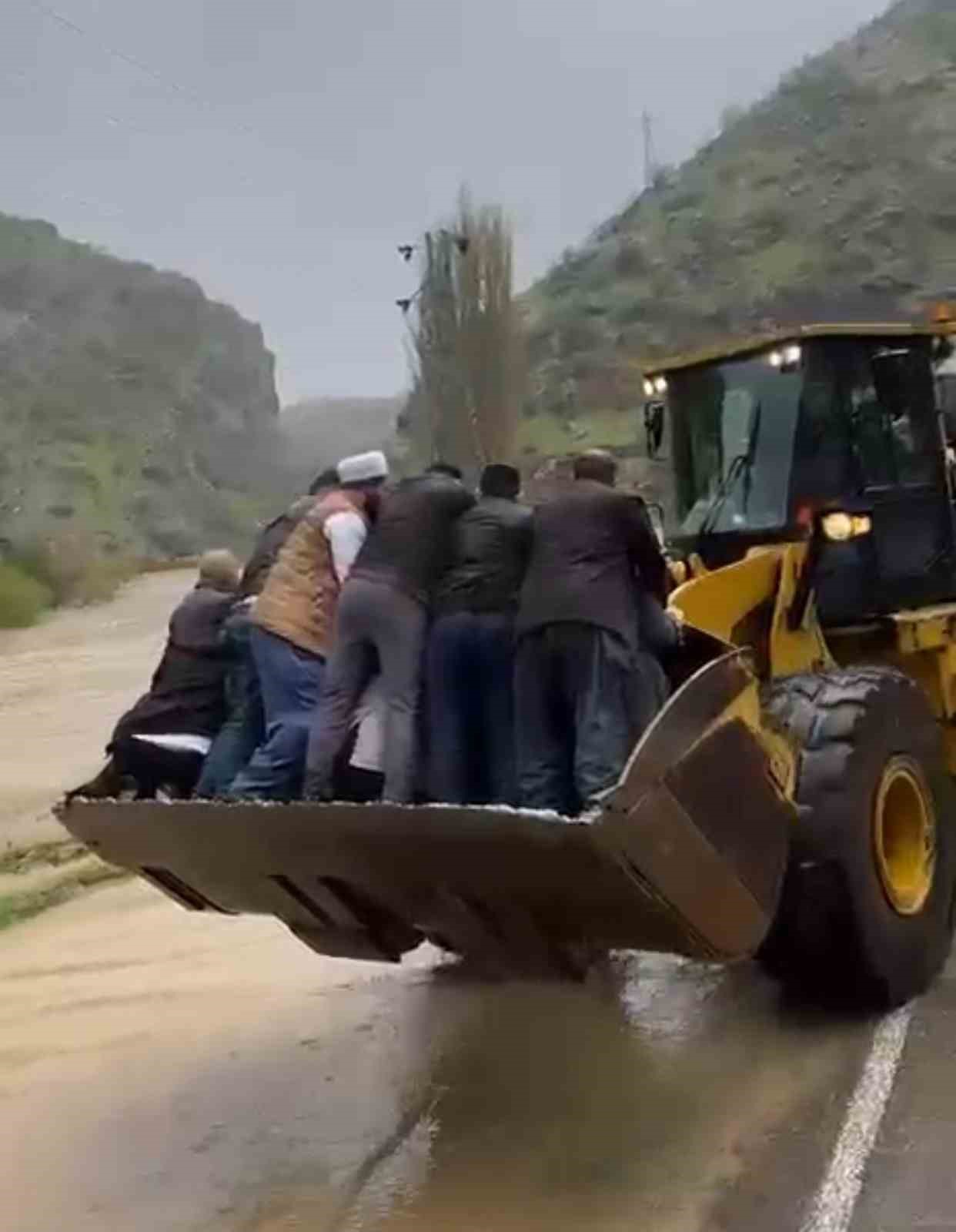 sel yol vermeyince cenaze is makinesiyle tasindi 4 OEtwrF3p