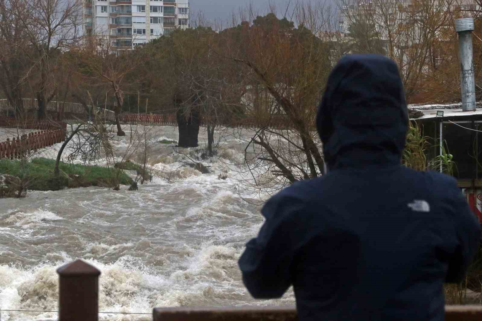 selale siddetli ruzgarla tersine cagladi denizin rengi kahverengiye burundu 4 klaIIfCP
