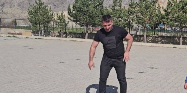 selalenin-yetenekli-muduru-topu-iki-defa-potaya-kendini-ogrencilerinin-gonullerine-soktu-laeKm69e.jpg