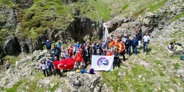 selaleyi-gormek-icin-yaklasik-3-kilometrelik-tepeye-tirmandilar-SxSBtC5v.jpg