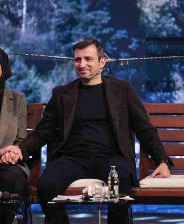 selcuk-bayraktar-gelecege-yuruyebilmek-icin-farkli-olmaniz-gerekiyor-tFQJrmUb.jpg