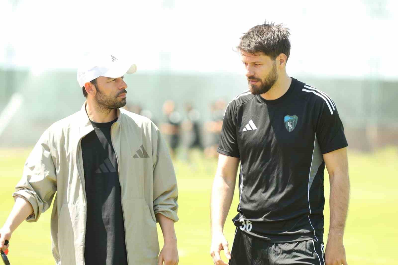 Selçuk İnan: "Kalan maçlarımızı kazanırsak ligi 8. ya da 7. bitirme ihtimalimiz var" 5 selcuk inan kalan maclarimizi kazanirsak ligi 8 ya da 7 bitirme ihtimalimiz var 1 AUCYzHlP