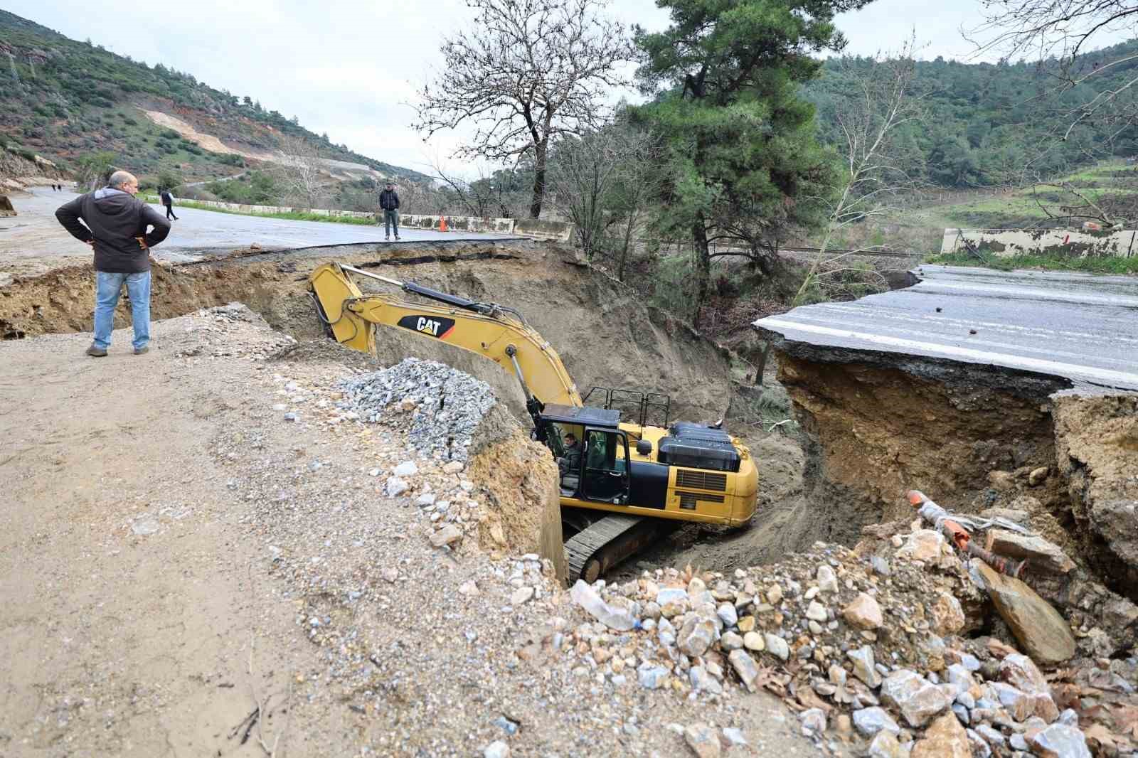 selcuk ortaklar yolu coktu yol ulasima tamamen kapandi 1