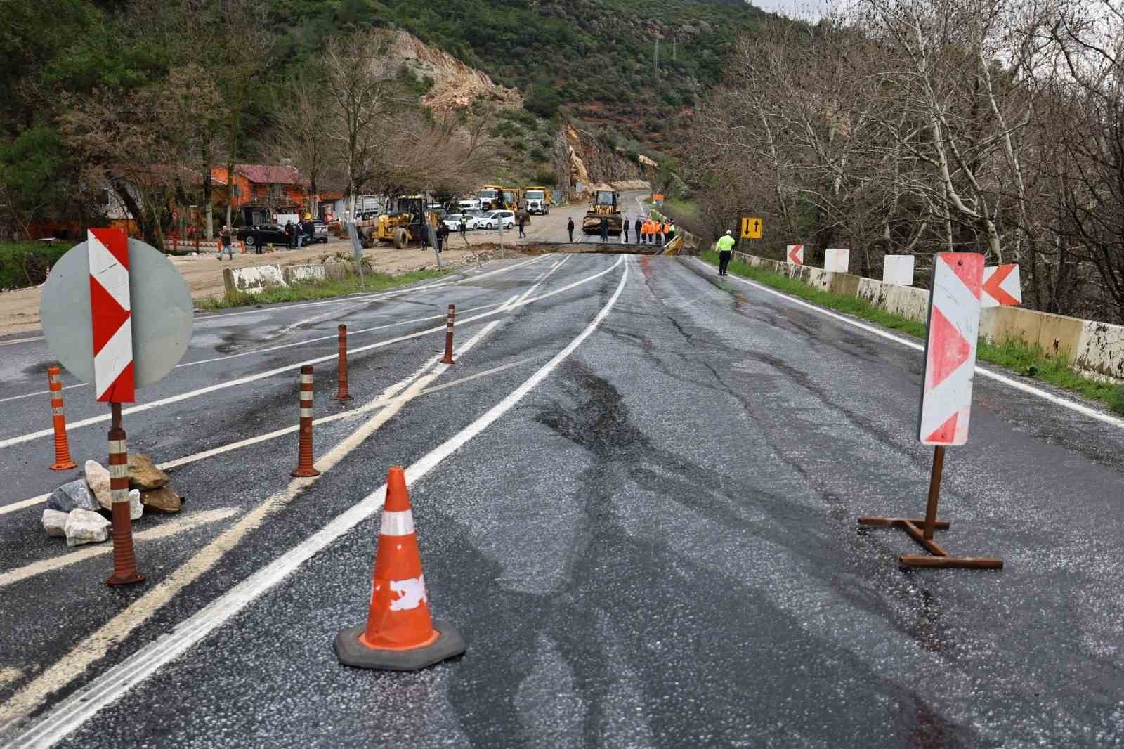 selcuk ortaklar yolu coktu yol ulasima tamamen kapandi 2 KKhB5FpS