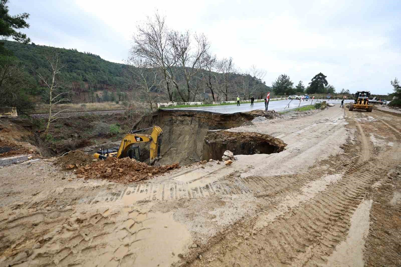 selcuk ortaklar yolu coktu yol ulasima tamamen kapandi 3 sT8R9aNN