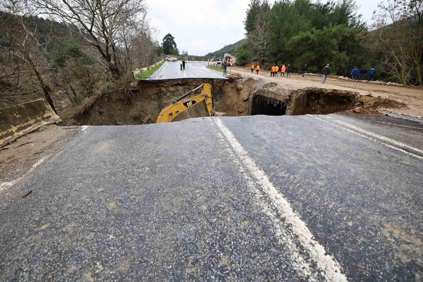 selcuk ortaklar yolu coktu yol ulasima tamamen kapandi 4 75r2H5jJ