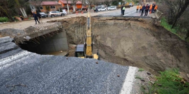 selcuk-ortaklar-yolu-coktu-yol-ulasima-tamamen-kapandi-9bDgEP1X.jpg