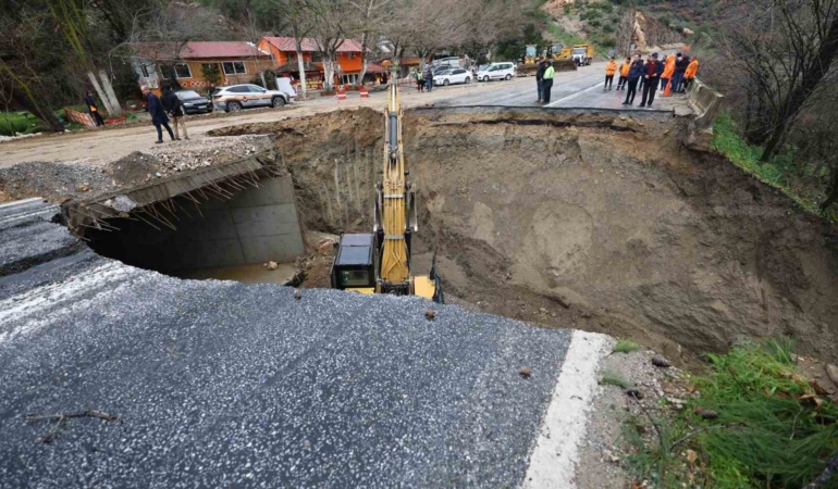 selcuk-ortaklar-yolu-coktu-yol-ulasima-tamamen-kapandi-9bDgEP1X.jpg