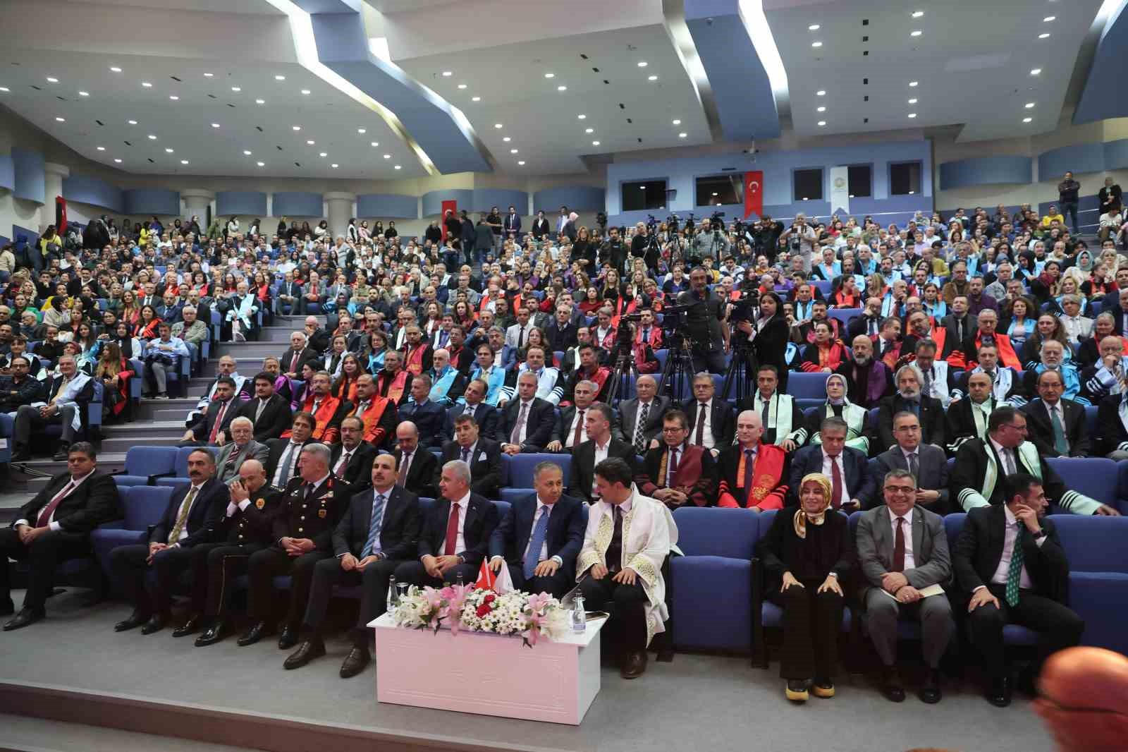 selcuk universitesinde akademik yil bakan yerlikayanin katilimiyla acildi 2 1cRpJuBj