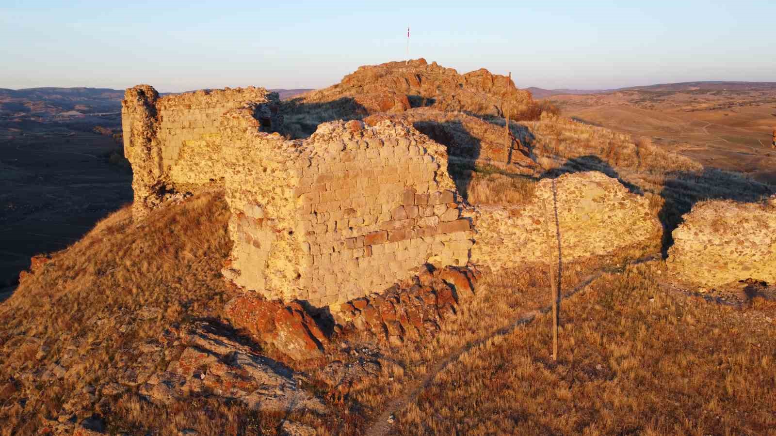 Selçuklu kalesi ve çevresindeki türbeler tarihe ışık tutuyor 5 selcuklu kalesi ve cevresindeki turbeler tarihe isik tutuyor 1 8dSQPekk