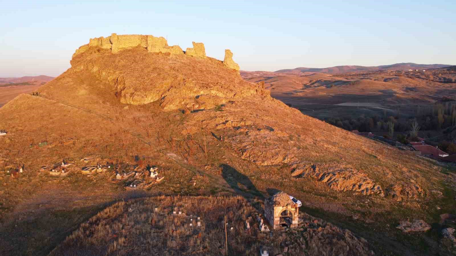 Selçuklu kalesi ve çevresindeki türbeler tarihe ışık tutuyor 7 selcuklu kalesi ve cevresindeki turbeler tarihe isik tutuyor 3 AnWfA2Gm