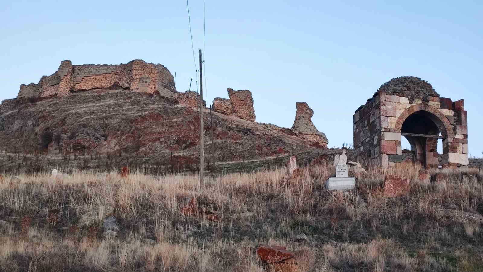 Selçuklu kalesi ve çevresindeki türbeler tarihe ışık tutuyor 9 selcuklu kalesi ve cevresindeki turbeler tarihe isik tutuyor 5 tyKDRhU6