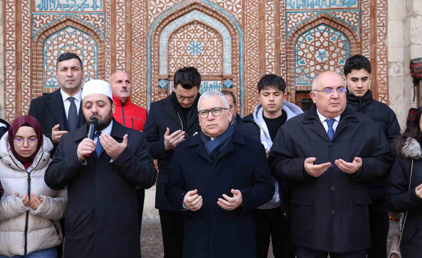 selcuklu sultani mezari basinda anildi 0 GbD7MMmd