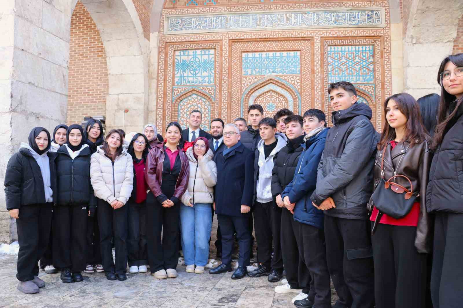 selcuklu sultani mezari basinda anildi 2 eGNOi3EB