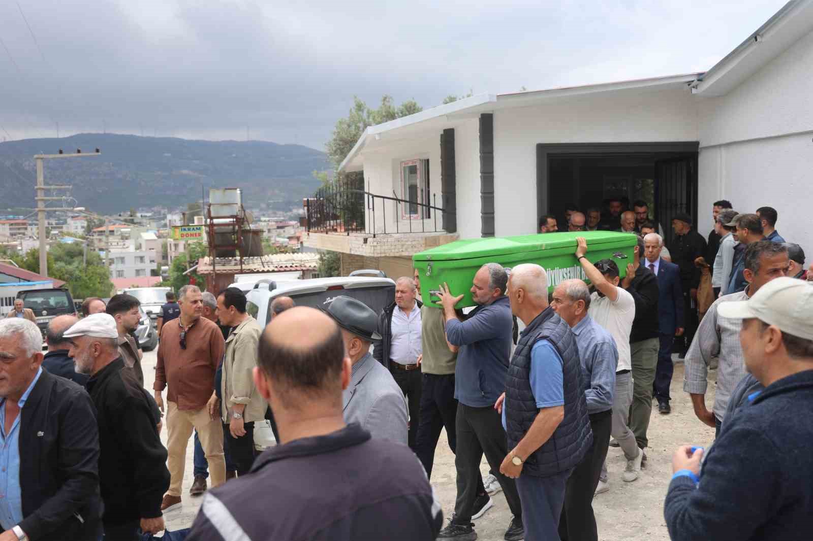 selde akintiya kapilarak hayatini kaybeden adamin sular altindaki evi goruntulendi 5 v567pQKT