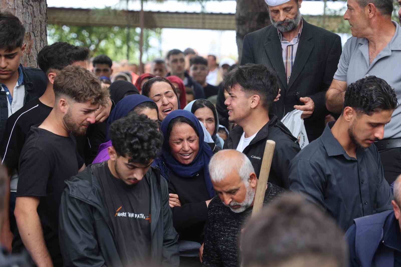 selde evladini kaybeden annenin yavrum polis olacaktin nereye gidiyorsun sinavin geliyordu sozleri yurekleri dagladi L4XQQBfF