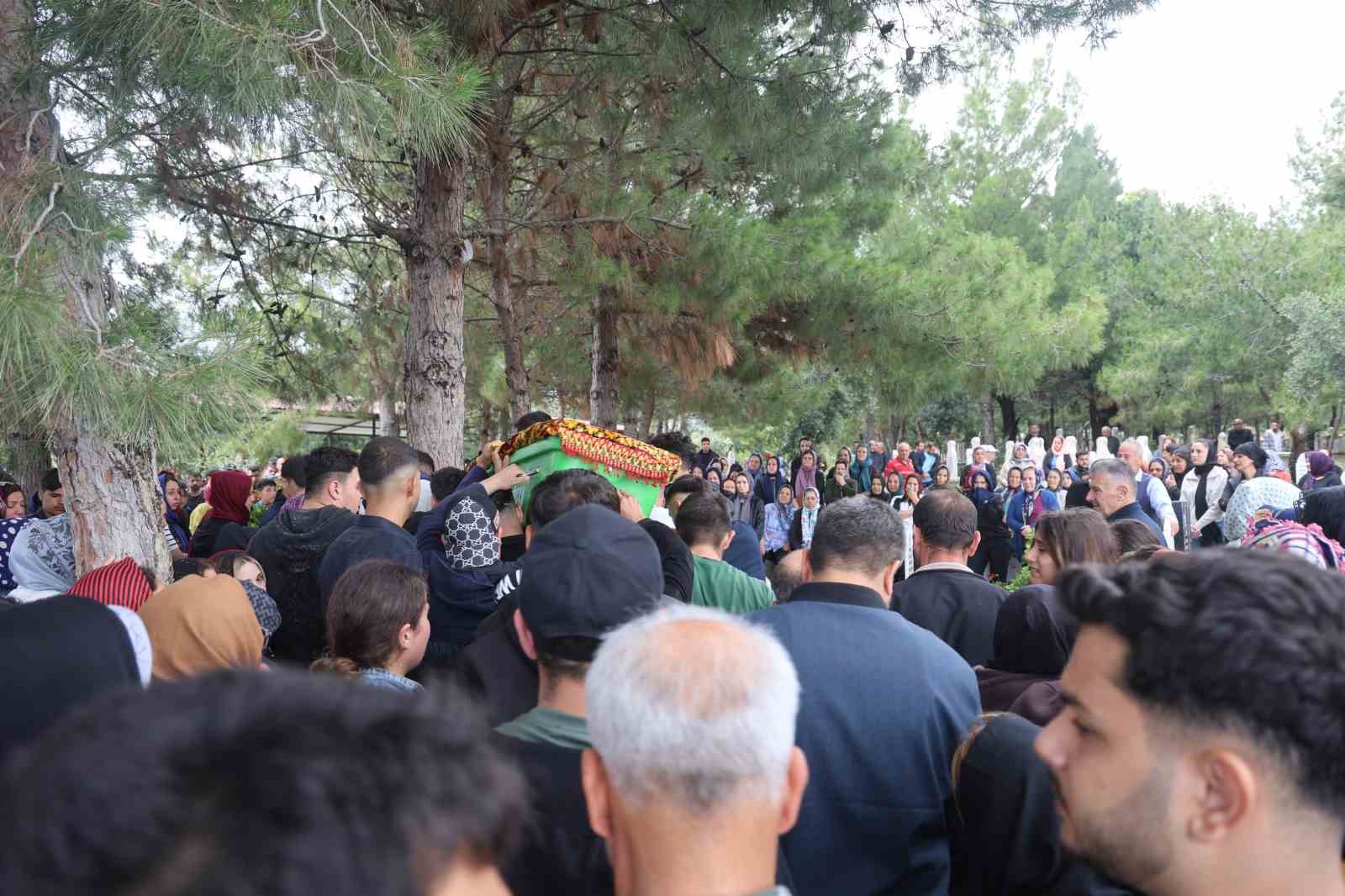 selde evladini kaybeden annenin yavrum polis olacaktin nereye gidiyorsun sinavin geliyordu sozleri yurekleri dagladi m4whqPgB