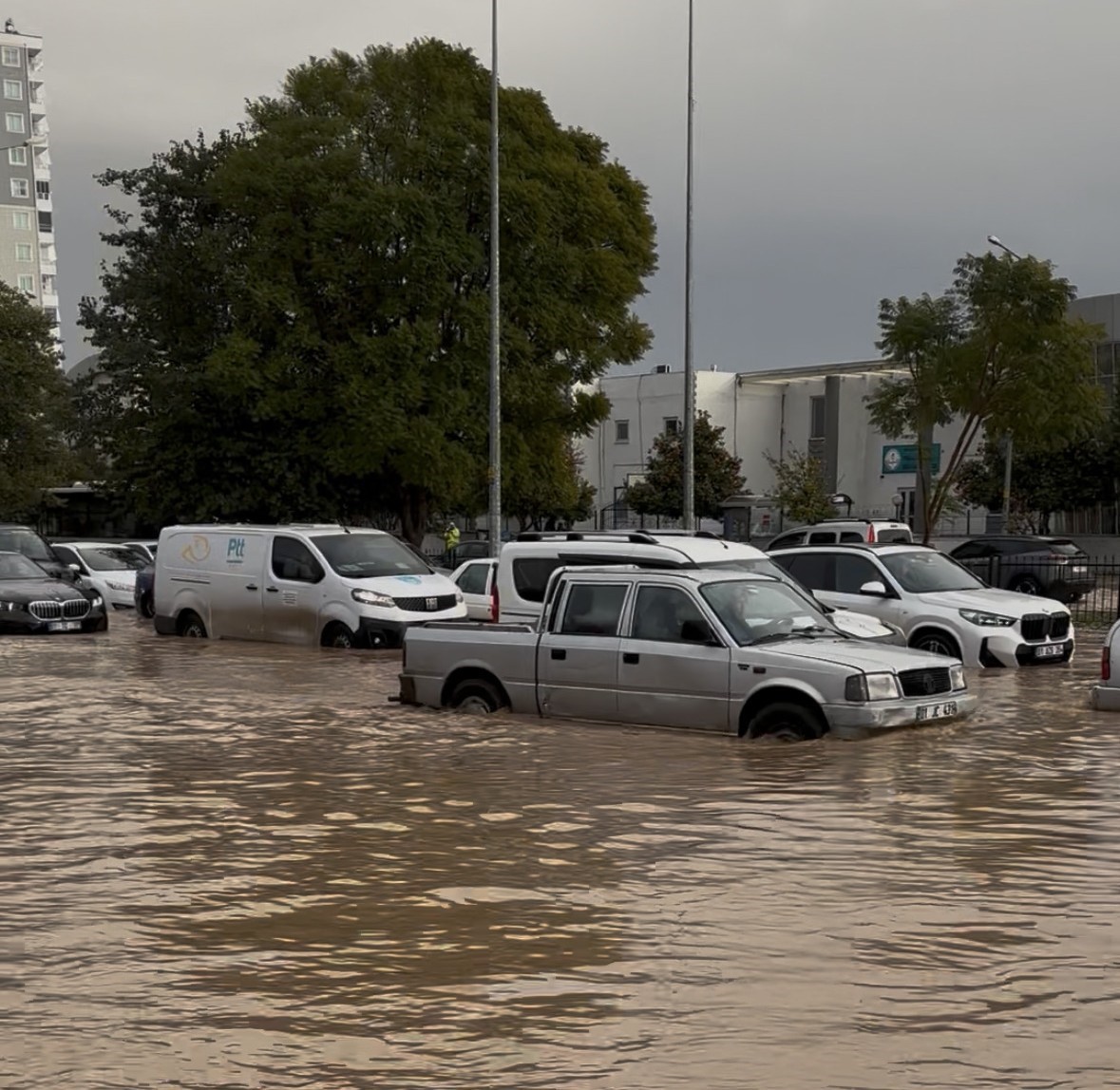 selde kaldirim kayboldu hastane duvarindan yuruyerek gecti 2
