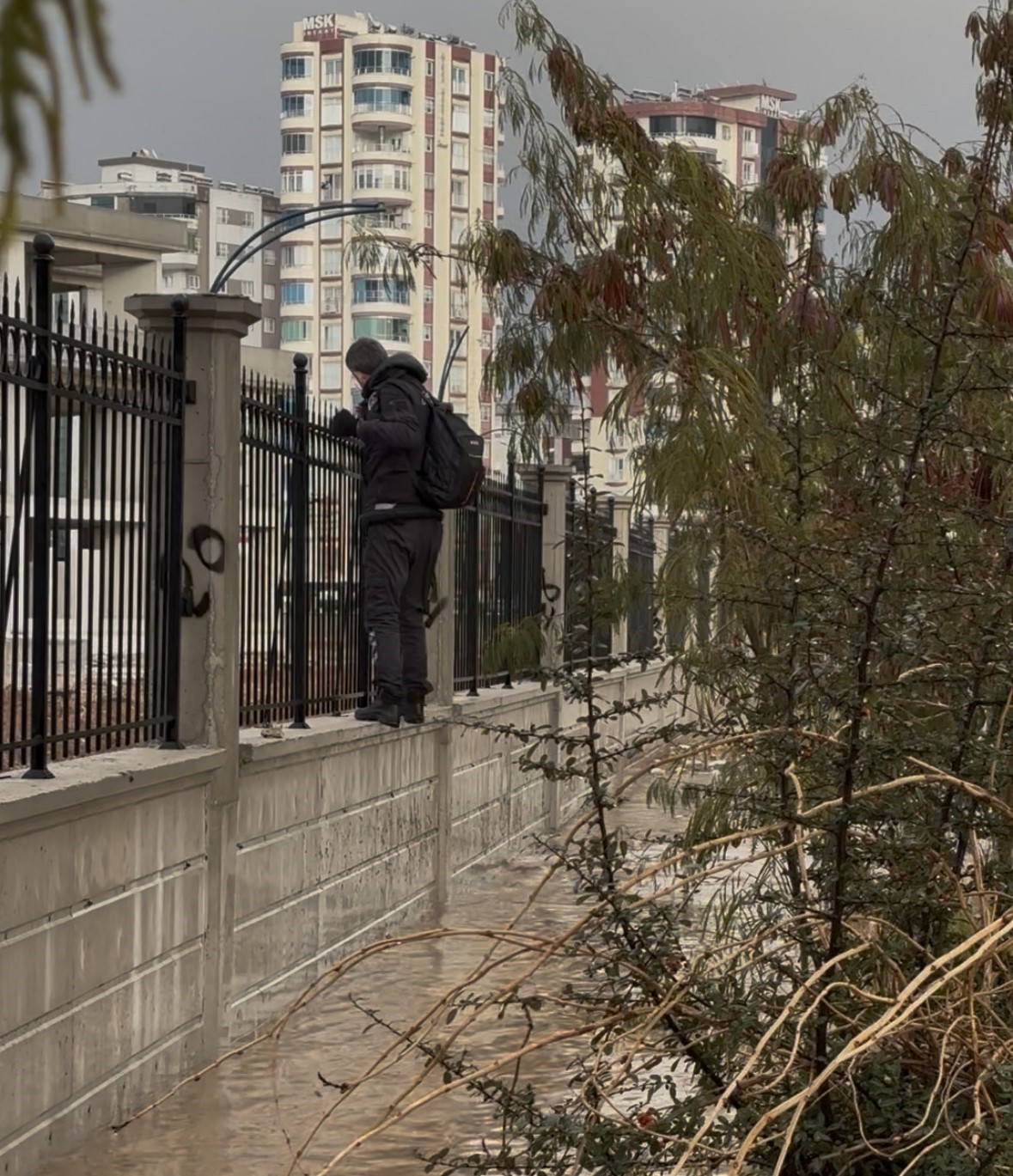 selde kaldirim kayboldu hastane duvarindan yuruyerek gecti 3 OrPkVqij