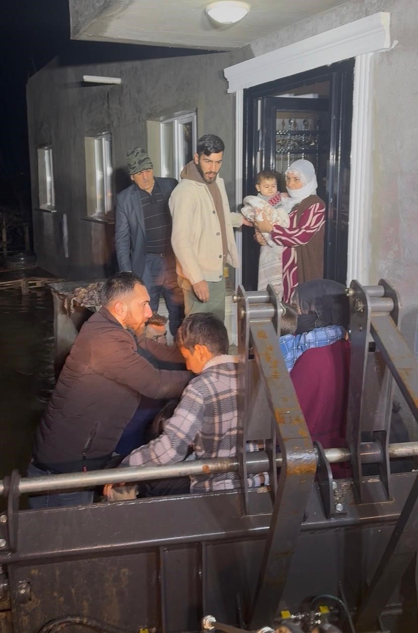 selde mahsur kalan 11 kisilik aileyi itfaiye kurtardi 1 kBCNQzw1