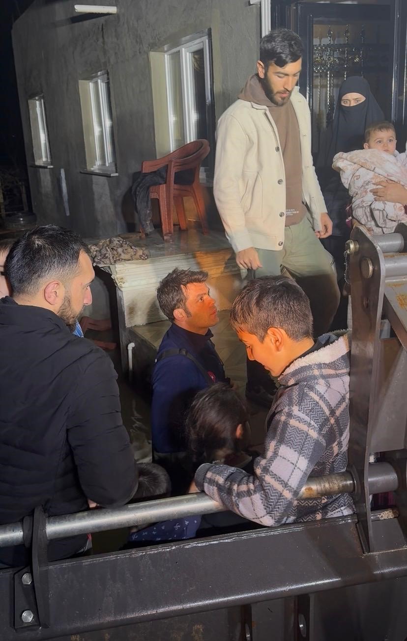 selde mahsur kalan 11 kisilik aileyi itfaiye kurtardi 4 rzQqp8Tt