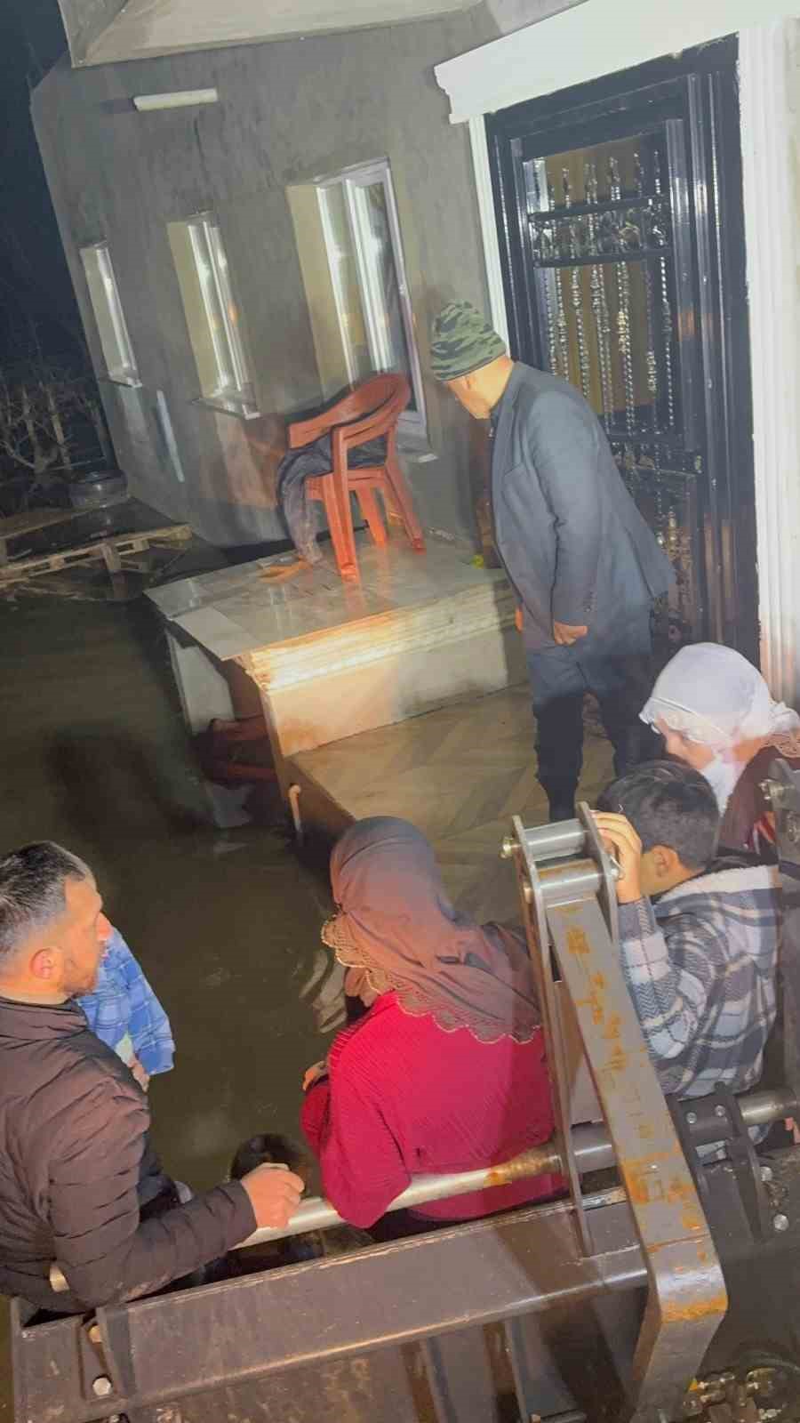 selde mahsur kalan 11 kisilik aileyi itfaiye kurtardi 5 ue3jfP2E