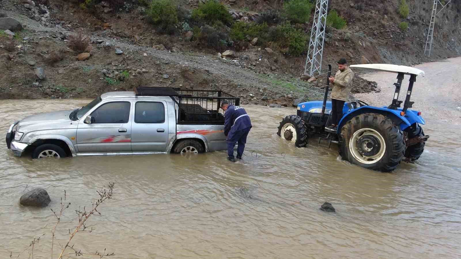 sele teslim olan yollarda araclar mahsur kaldi yasanan zor anlar kamerada 2 LgmgcrOb