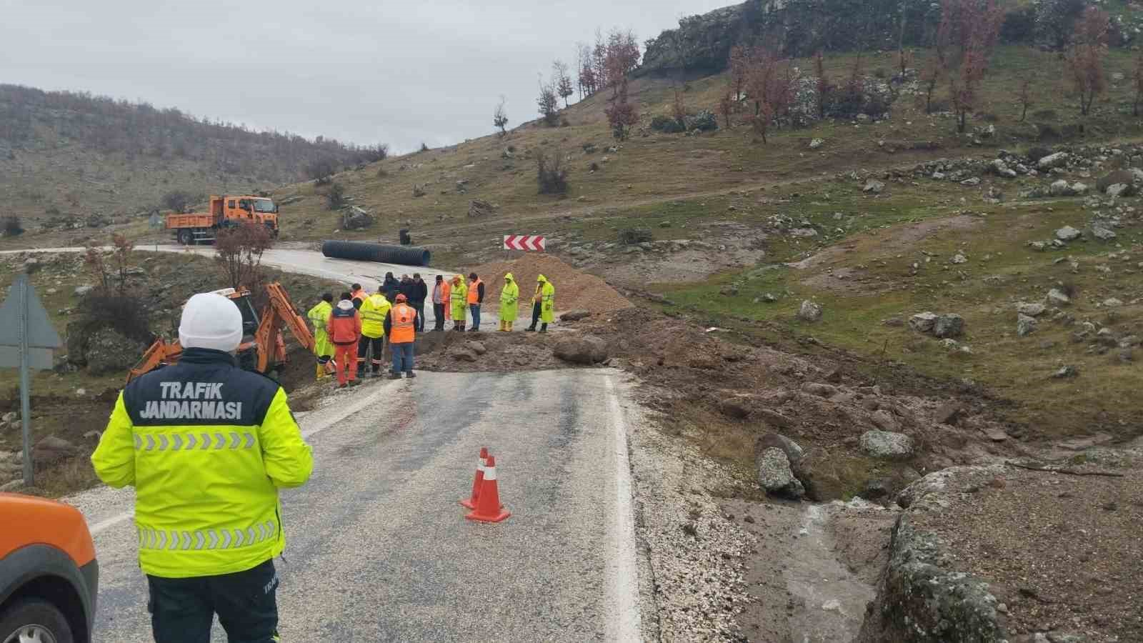 selendi simav karayolunda yogun yagis sonrasi cokme 0 5Ra6weTw