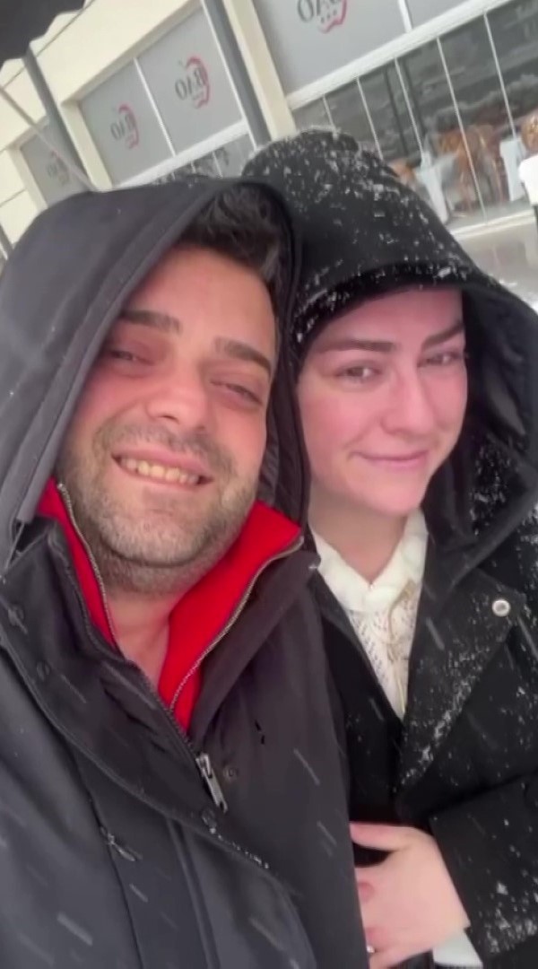 selfie yapan cifte soguk sok tentedeki karlar ustlerine dokuldu 4