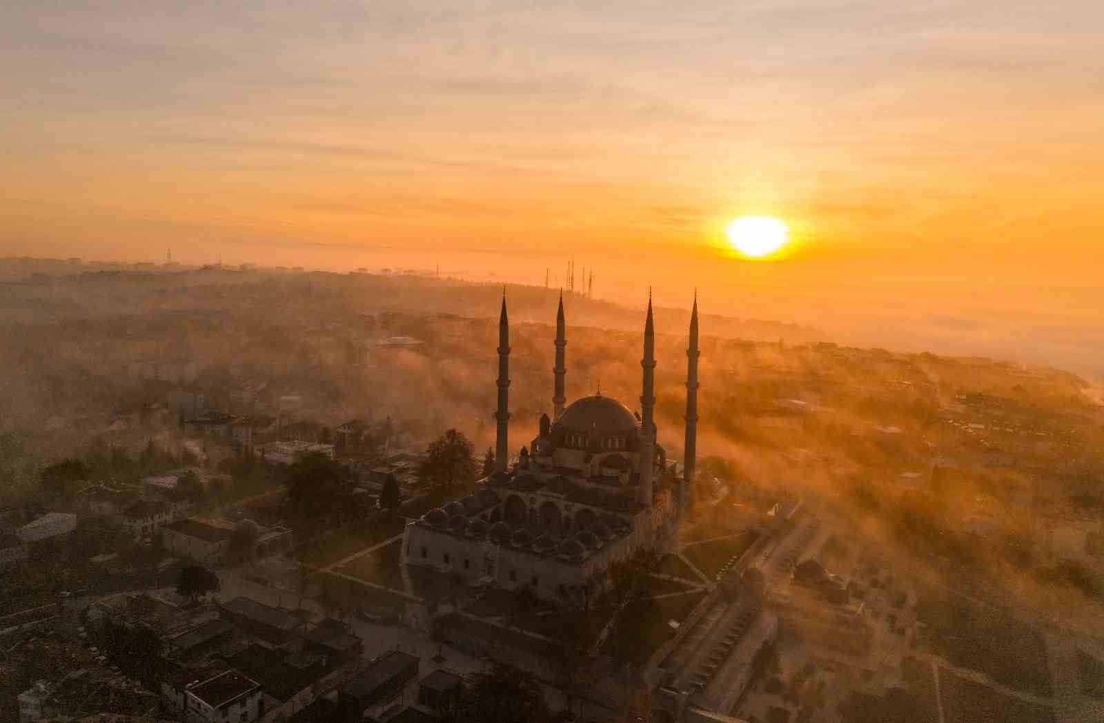 selimiye camii sis ve gunesin ilk isiklariyla kartpostallik goruntu sundu 0 Li72PYY5