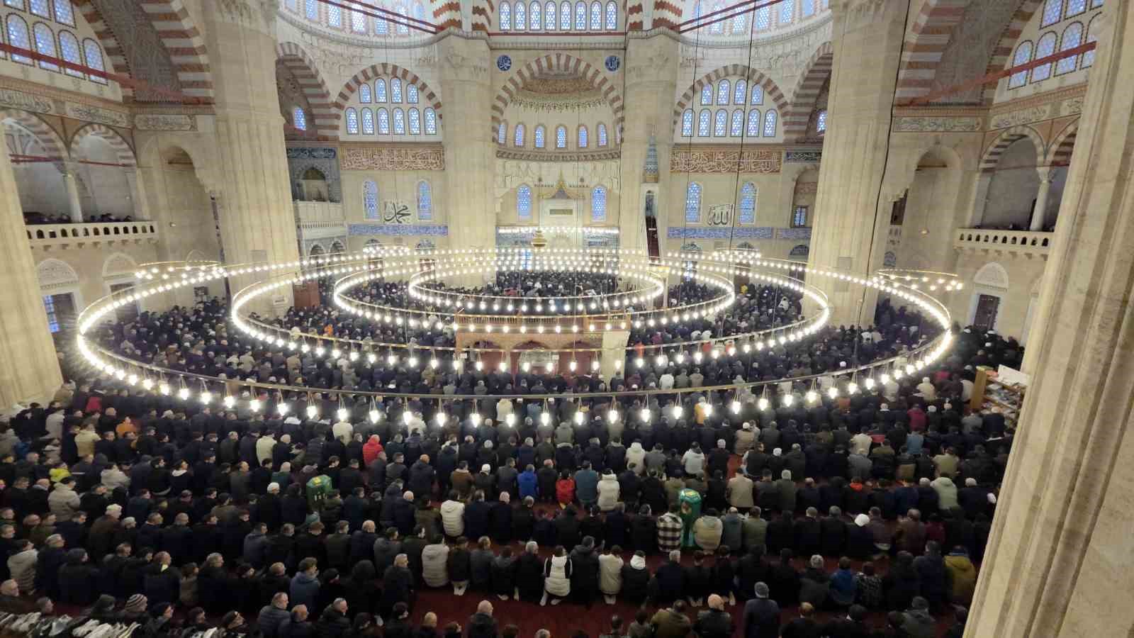 selimiye camiinde restorasyon sonrasi ilk bayram namazi kilindi 0 EnbwUJHV