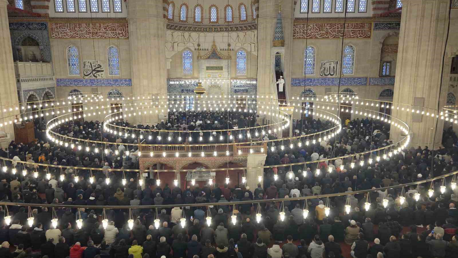 selimiye camiinde restorasyon sonrasi ilk bayram namazi kilindi 2 TFlwHjlV