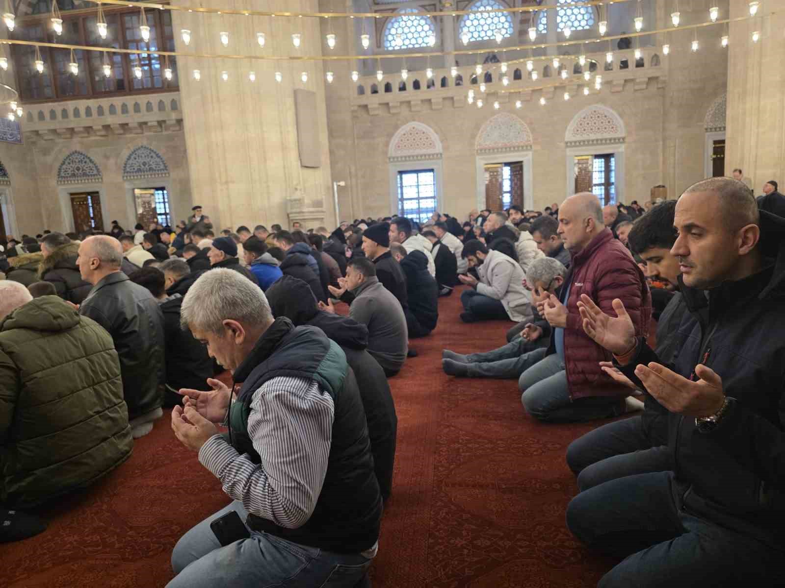 selimiye camiinde restorasyon sonrasi ilk bayram namazi kilindi 5 75l4EbIG