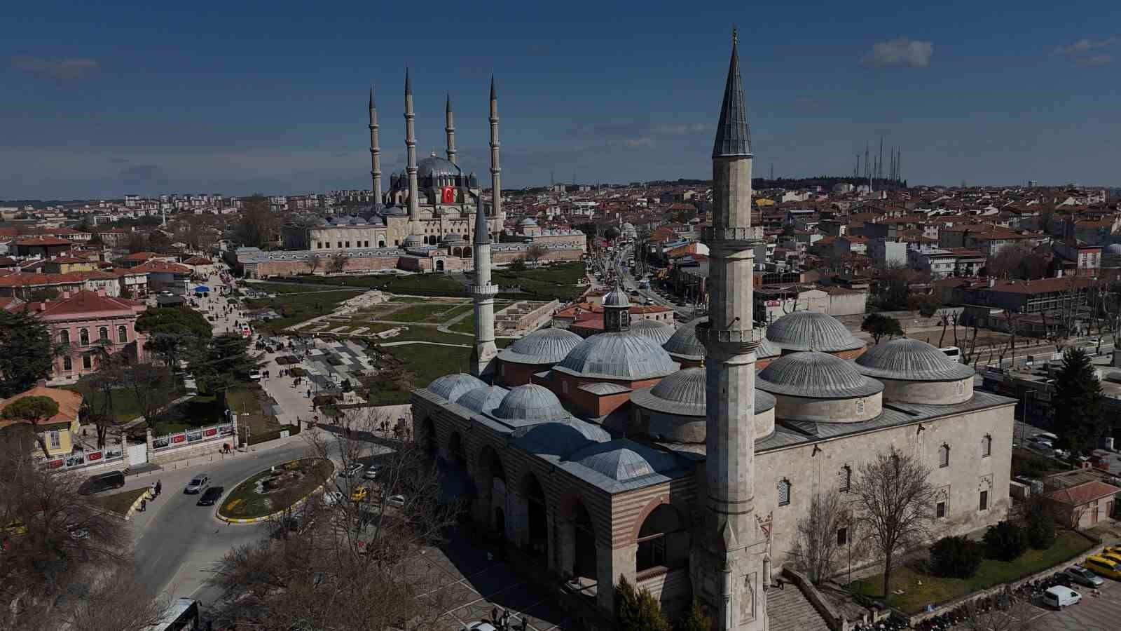 selimiye camiinde restorasyon sonrasi ilk bayram namazi kilindi 7 WLvtY9KK
