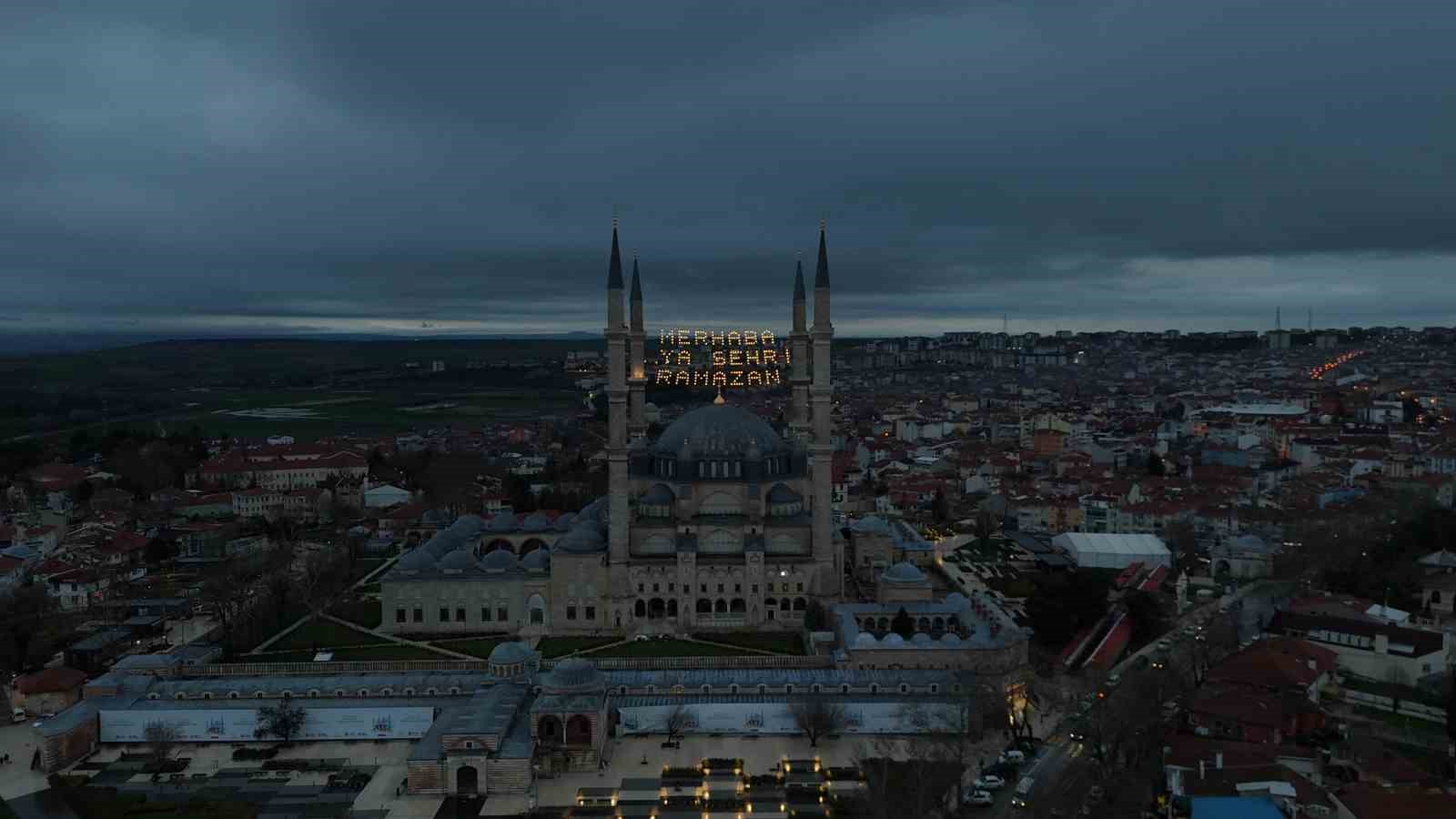 selimiye camiinin minarelerine ramazan mahyasi asildi 0 Jvwl369Z