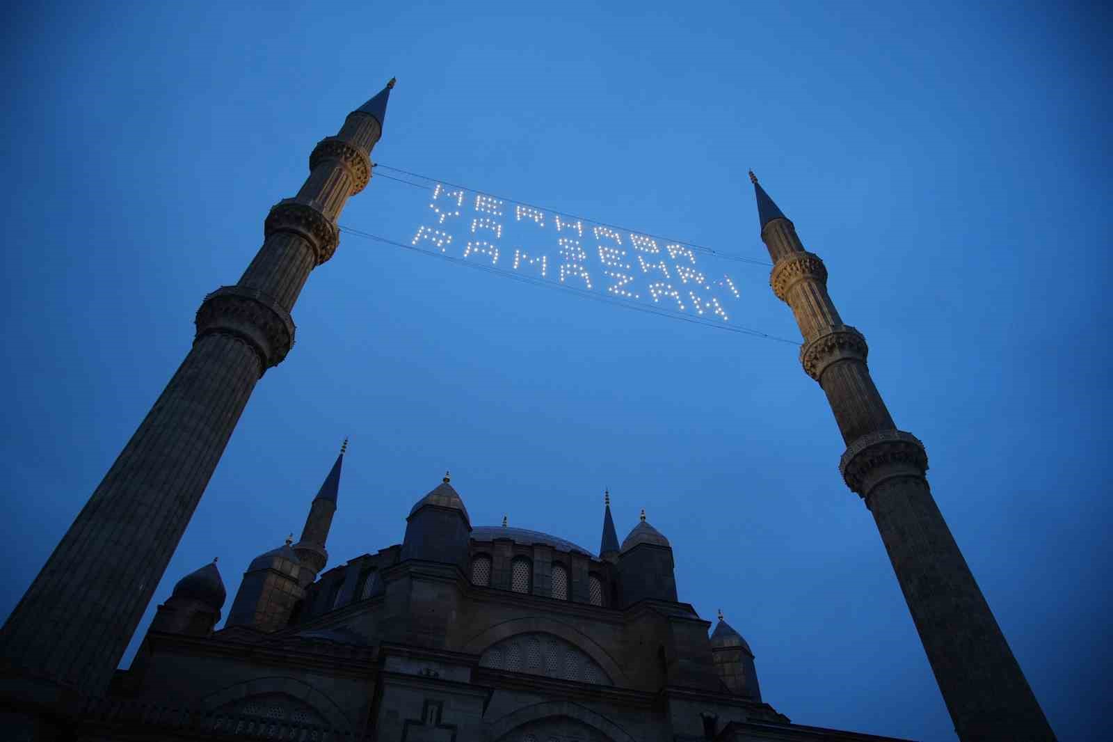 selimiye camiinin minarelerine ramazan mahyasi asildi 5 zRHi88GT