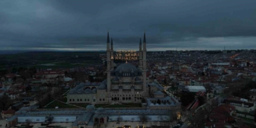 selimiye-camiinin-minarelerine-ramazan-mahyasi-asildi-xIMkgBBe.jpg