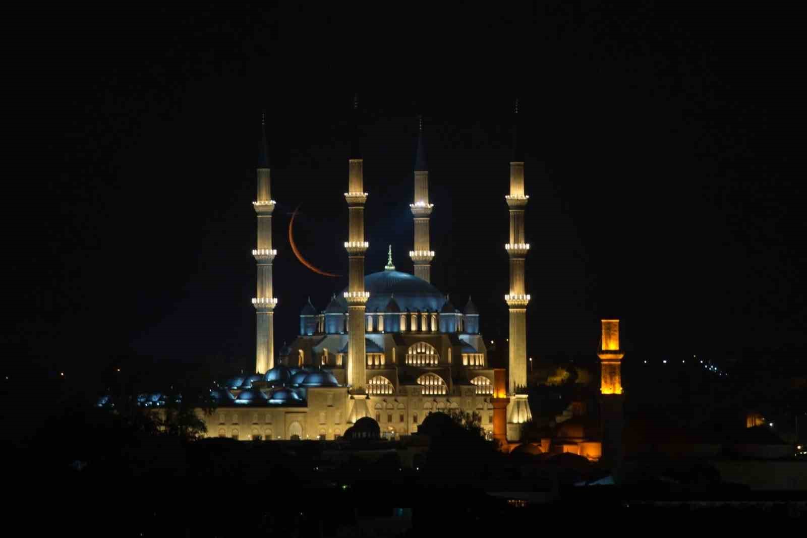 selimiyede hilalli sabah objektiflere yansidi 0 RkUvfSrG