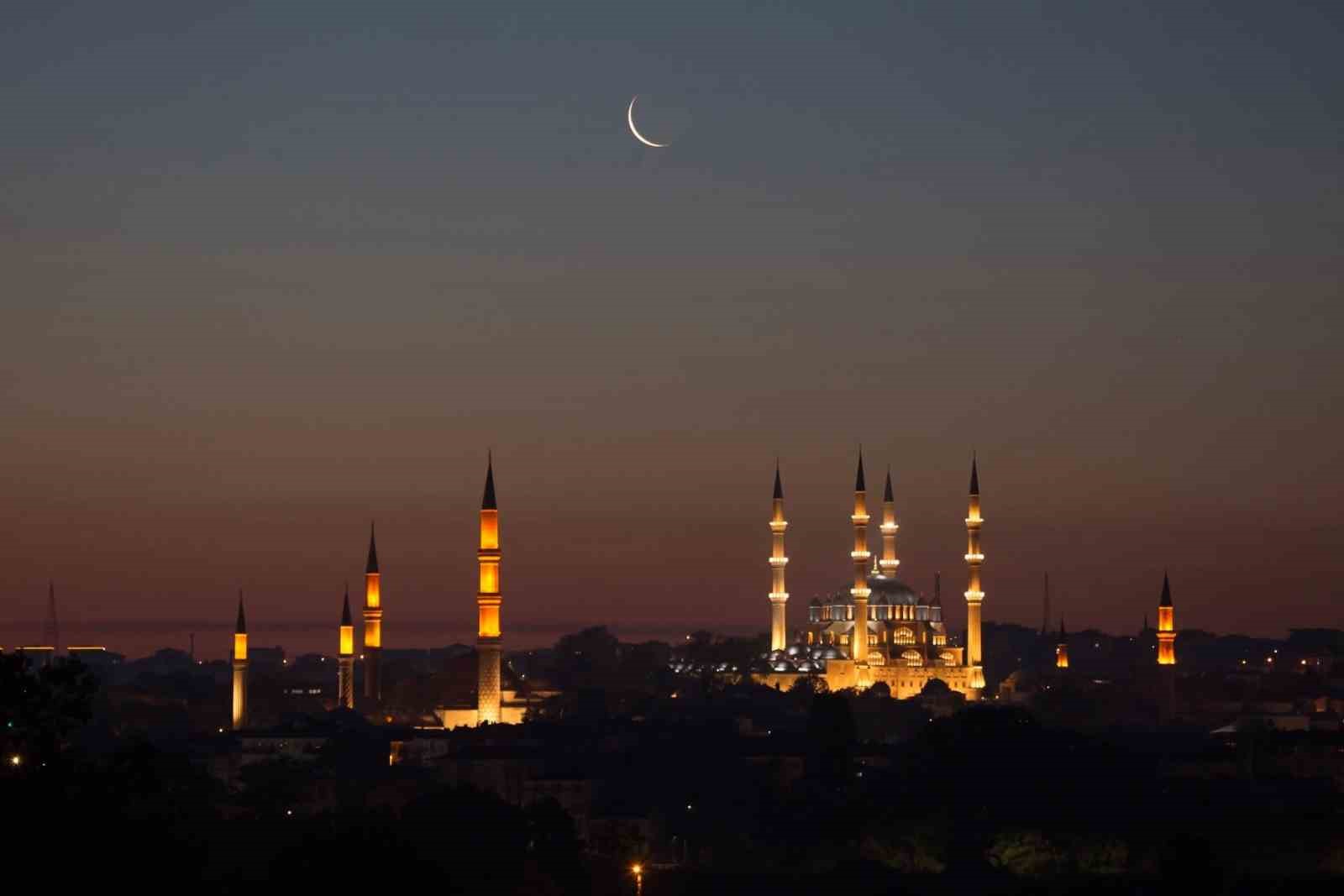 selimiyede hilalli sabah objektiflere yansidi 4
