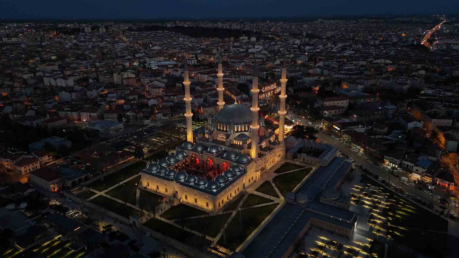 selimiyenin golgesinde binlerce kisi iftarda bulustu 1