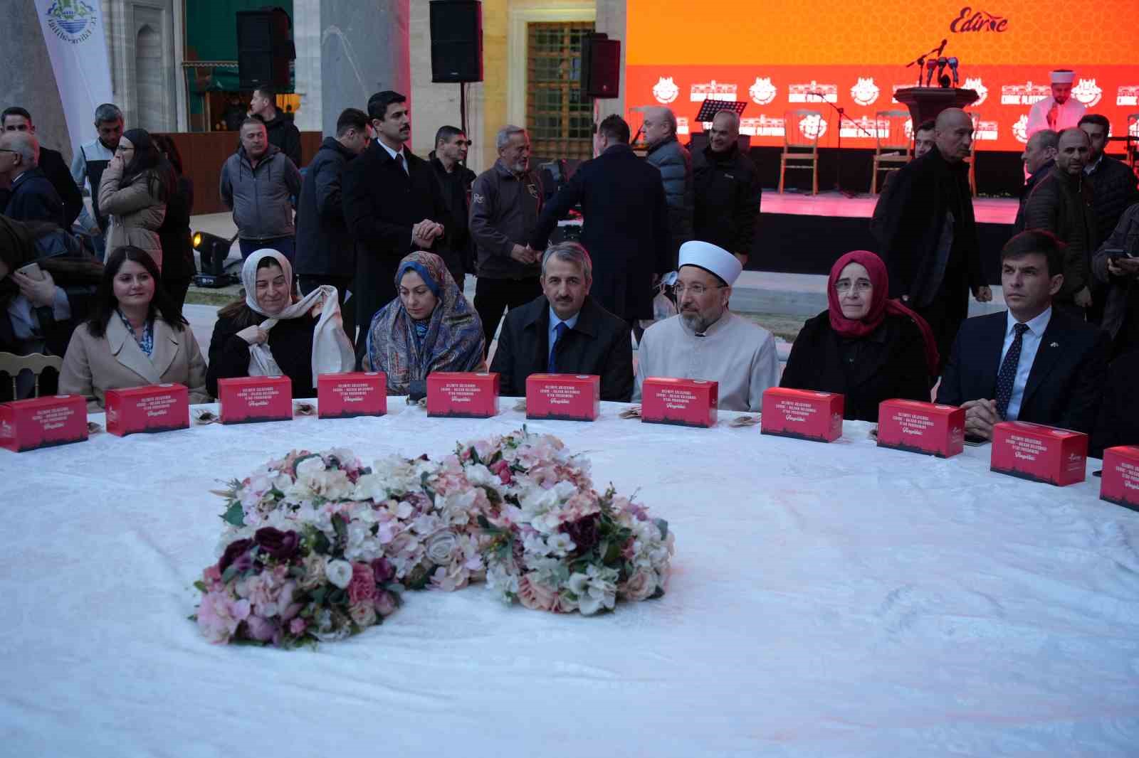 selimiyenin golgesinde binlerce kisi iftarda bulustu 2 OaDVWwR7
