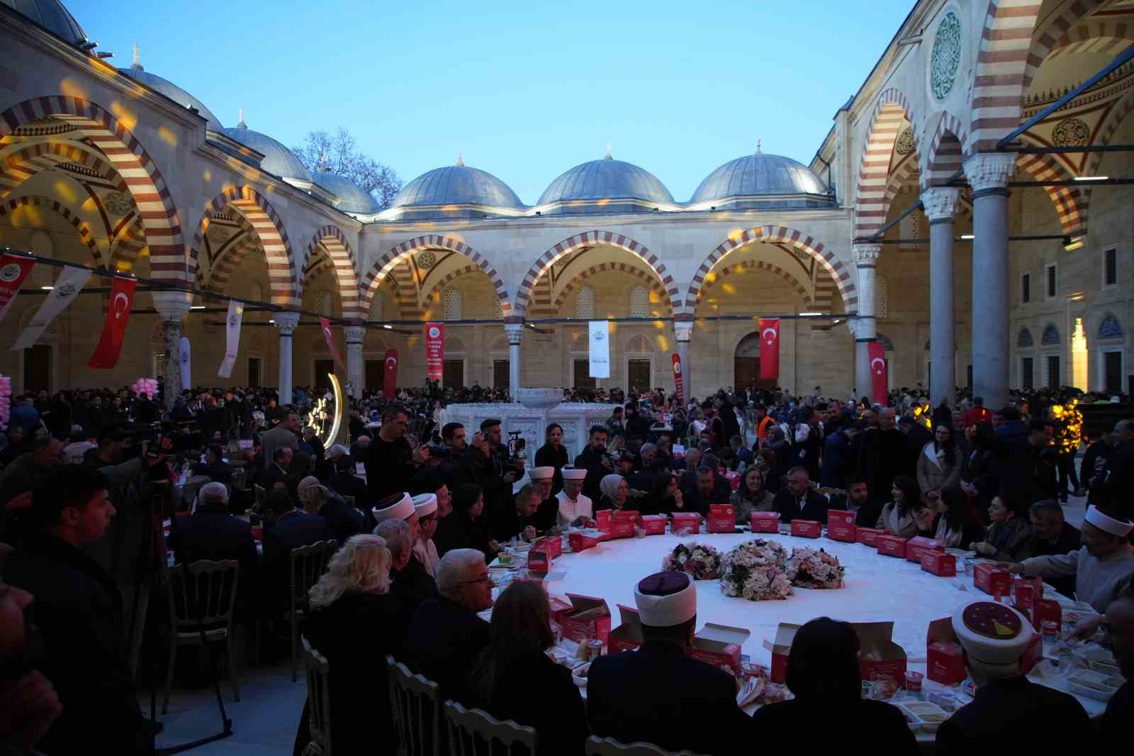 selimiyenin golgesinde binlerce kisi iftarda bulustu 3 9EFjsVgr